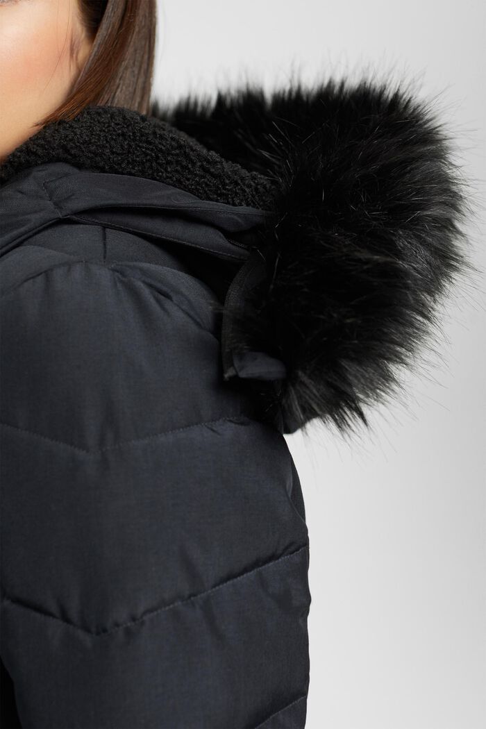 Gewatteerde jas met capuchon van imitatiebont, BLACK, detail image number 2