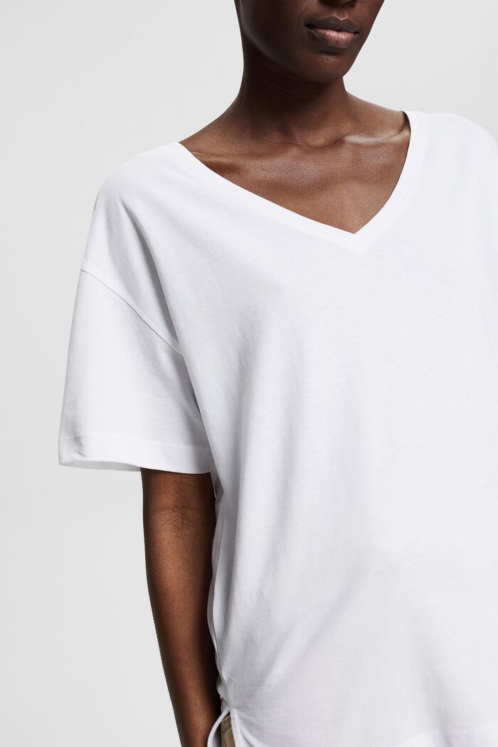 Met TENCEL™: T-shirt met V-hals, WHITE, detail image number 2