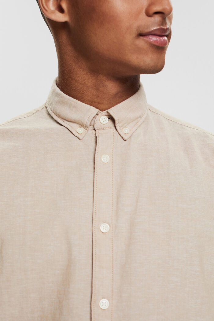 Met linnen: overhemd met buttondownkraag en korte mouwen, SAND, detail image number 2
